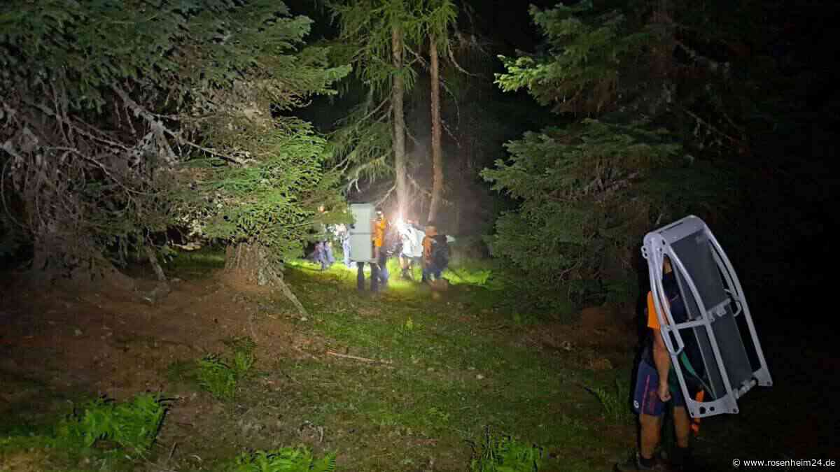 Nächtlicher Großeinsatz im Salzburger Land: Bergretter suchen vermissten Wanderer (58)
