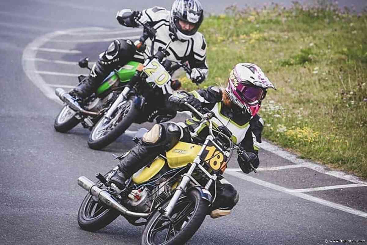 Nostalgie in Lichtenberg: Kult-Mopeds knattern über den Erzgebirgsring