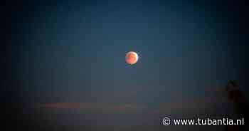 Vrijdagochtend gedeeltelijke maansverduistering te zien: dit zijn de mooiste foto’s