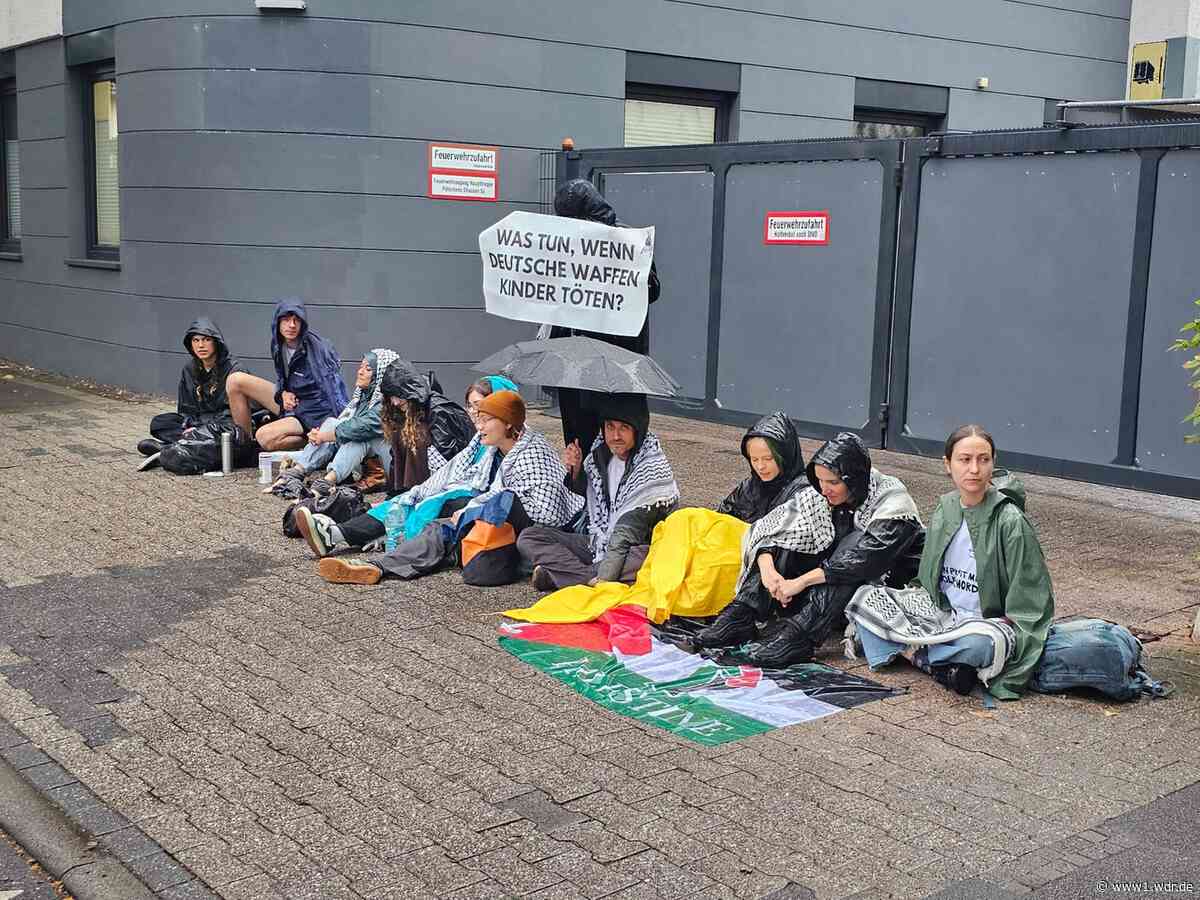 Bonn: Demonstrierende kleben sich bei Rheinmetall fest