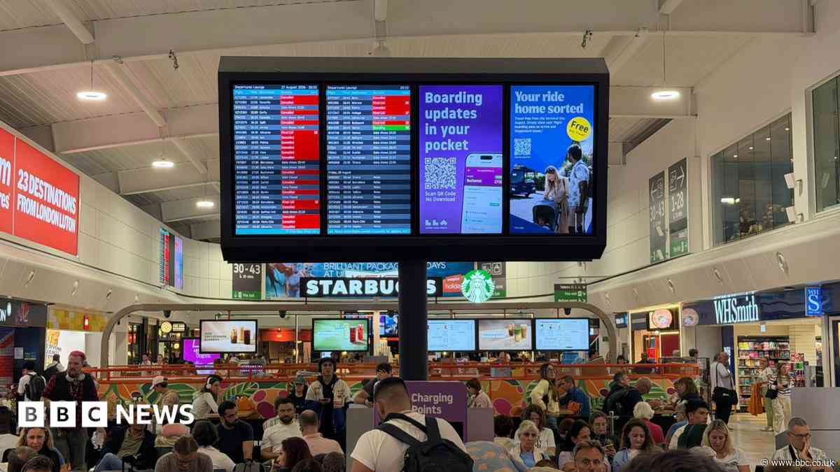 Lightning strike disrupts flights at Luton Airport