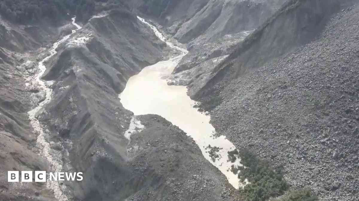 'High risk' of lake breaching and causing second flood, warns China