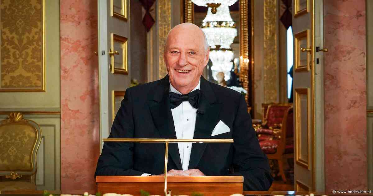 Lichaam koning Harald naar rode salon in Koninklijk Paleis