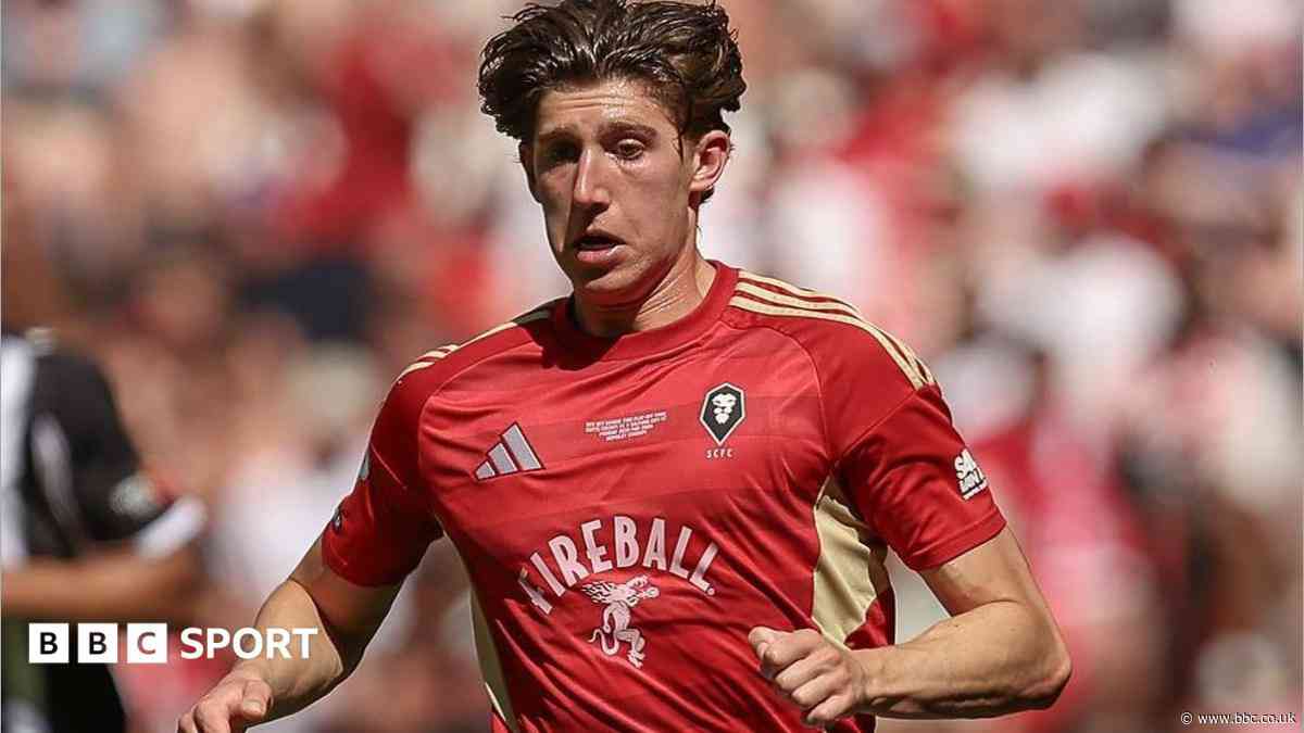 Rotherham sign Salford midfielder Austerfield