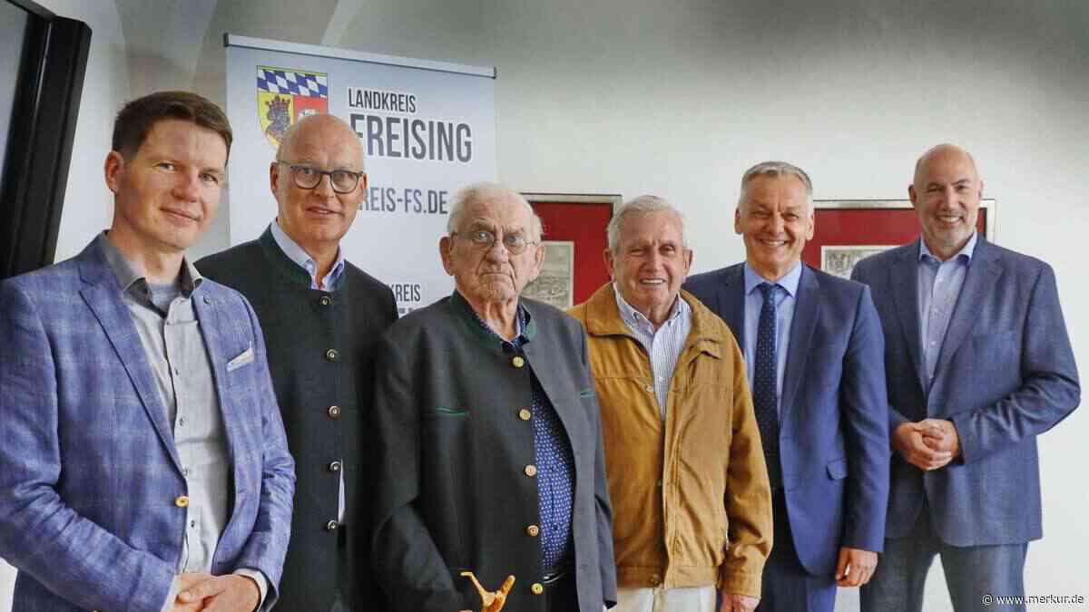 Für jahrzehntelange Tätigkeit als Feldgeschworene geehrt
