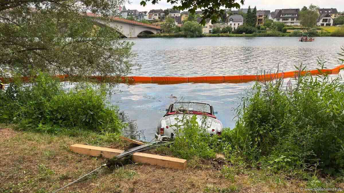 Oldtimer rollt in bekannten Fluss – Schifffahrt eingestellt und Feuerwehr-Taucher im Einsatz