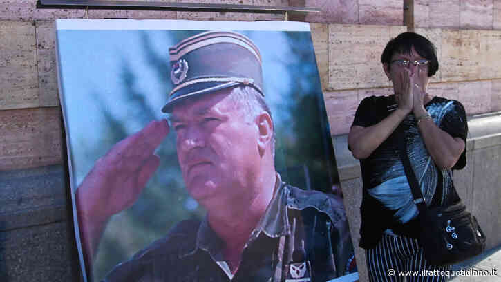 La Serbia celebrerà il boia di Srebrenica: “Ratko Mladic avrà funerali con onori militari e di Stato”