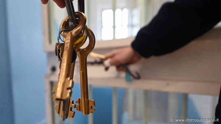 Carcere di Siracusa, detenuti salgono sui tetti per protesta e lanciano calcinacci: undici agenti della penitenziaria feriti