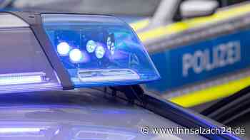 Mopedfahrerin (49) wird in Altötting von rollendem Auto verletzt