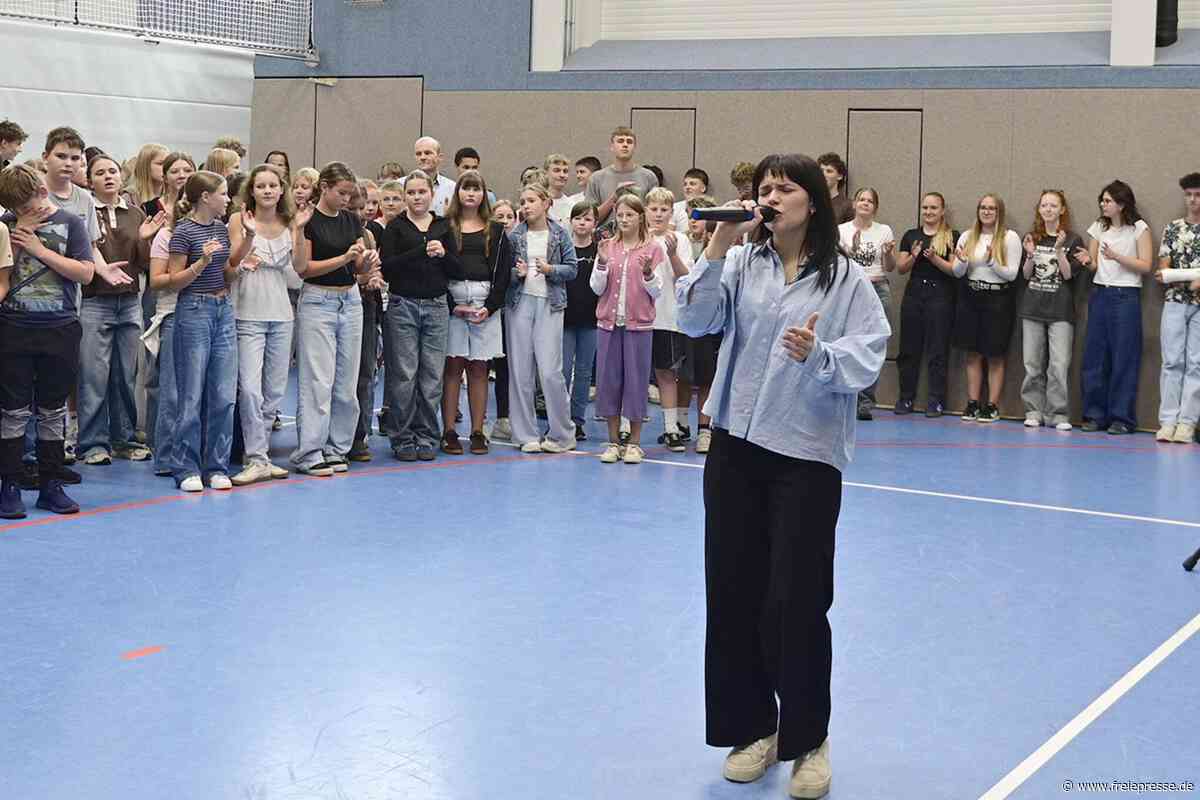 Schulkonzert in Schöneck: Sängerin Sofyka sorgt für Begeisterung