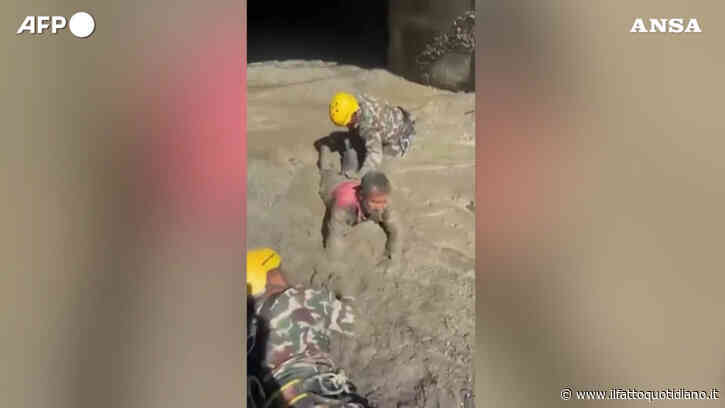 Nepal, 350 persone salvate da un tunnel di una centrale idroelettrica: il video dei soccorsi