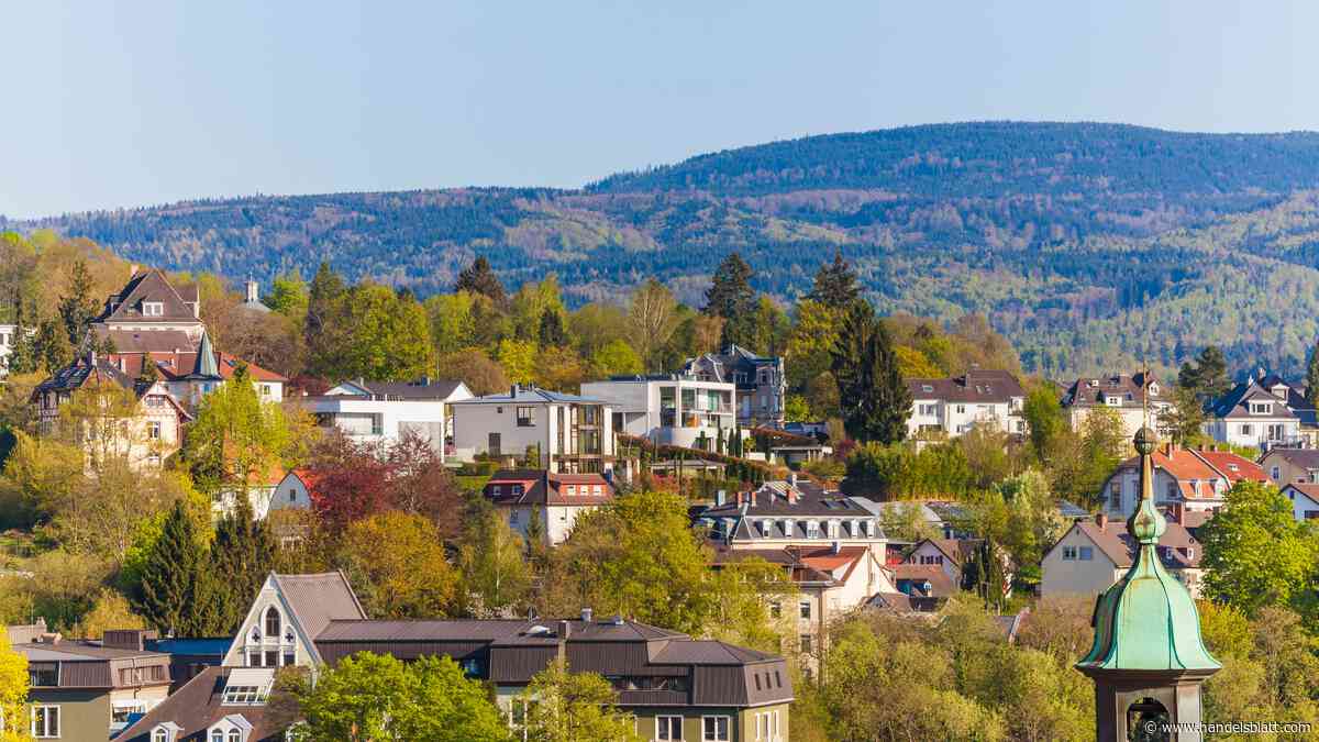 Häuser und Wohnungen: Grundstückspreise fallen, die Immobilienpreise nicht – wie kann das sein?