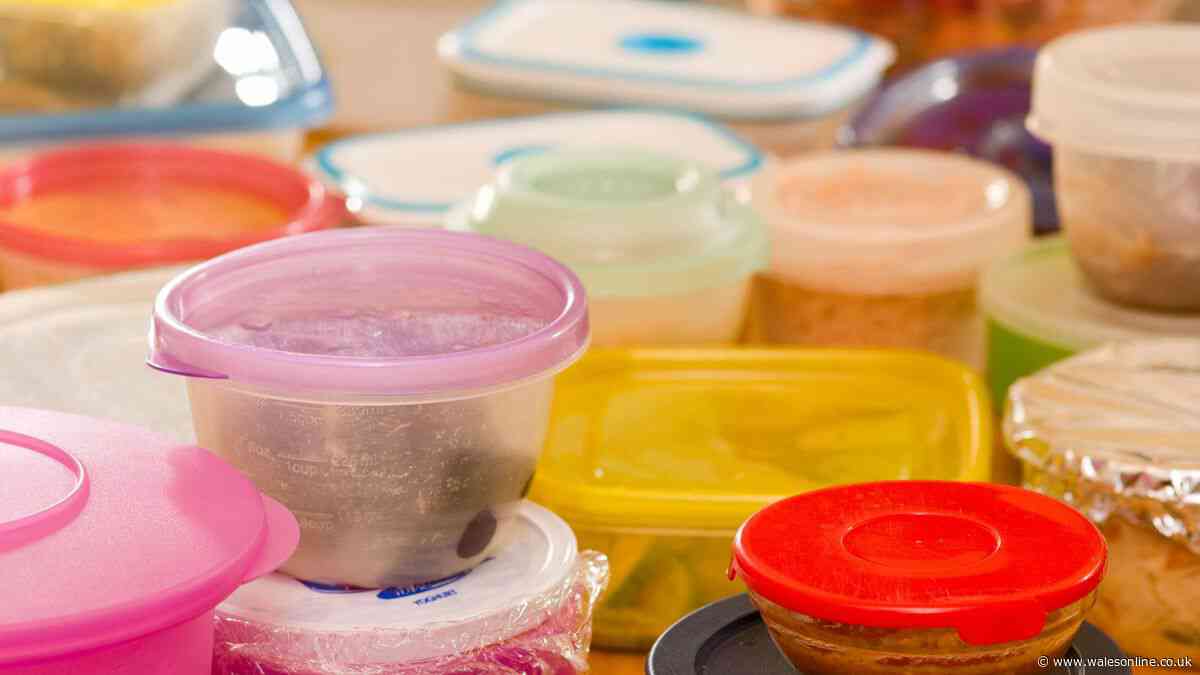 Plastic containers will be free of stubborn oily stains when cleaned using 65p method