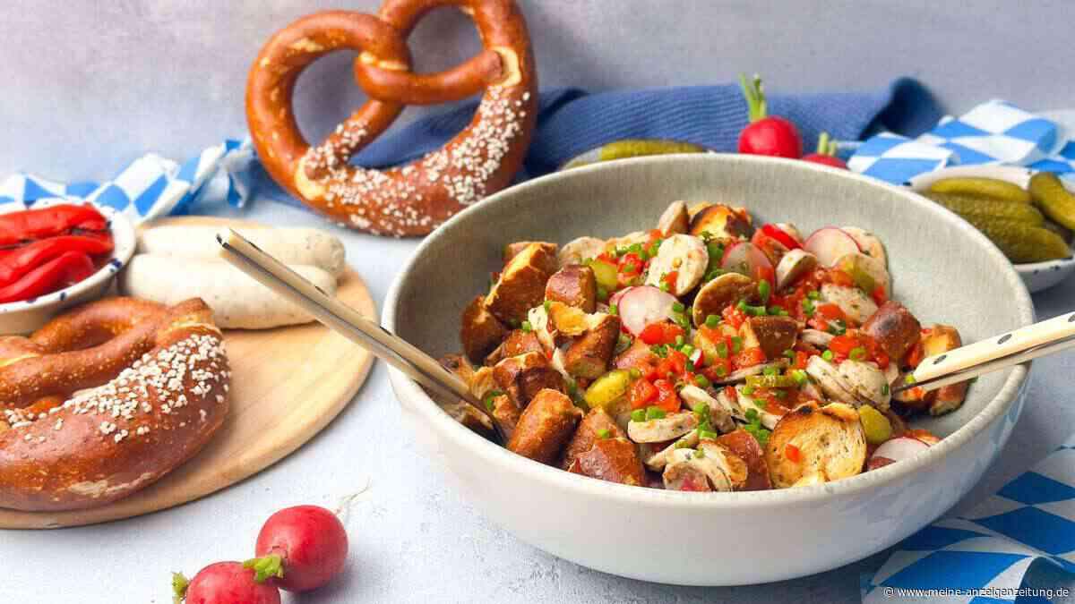 Deftig und bayerisch: Dieser Weißwurstsalat stellt jeden anderen Wurstsalat in den Schatten