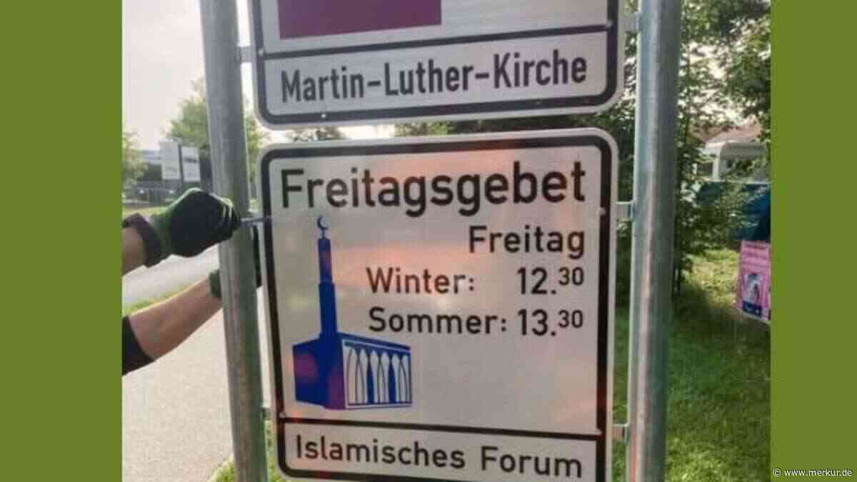 Schild mit Moschee-Freitagsgebet beschmiert: Polizei schnappt 23-Jährigen auf frischer Tat