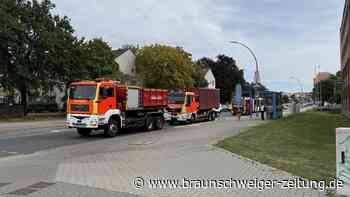 Einsatzkräfte in Schutzanzügen: Feuerwehreinsatz in Lebenstedt