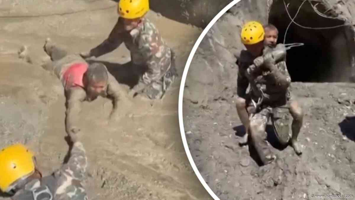 Mensen worden uit de modder getrokken tijdens reddingsactie in Nepal