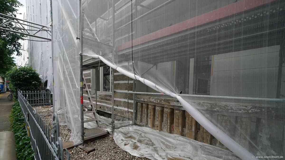 Räuber überfallen Frau (66) in ihrer Wohnung und fliehen mit Beute