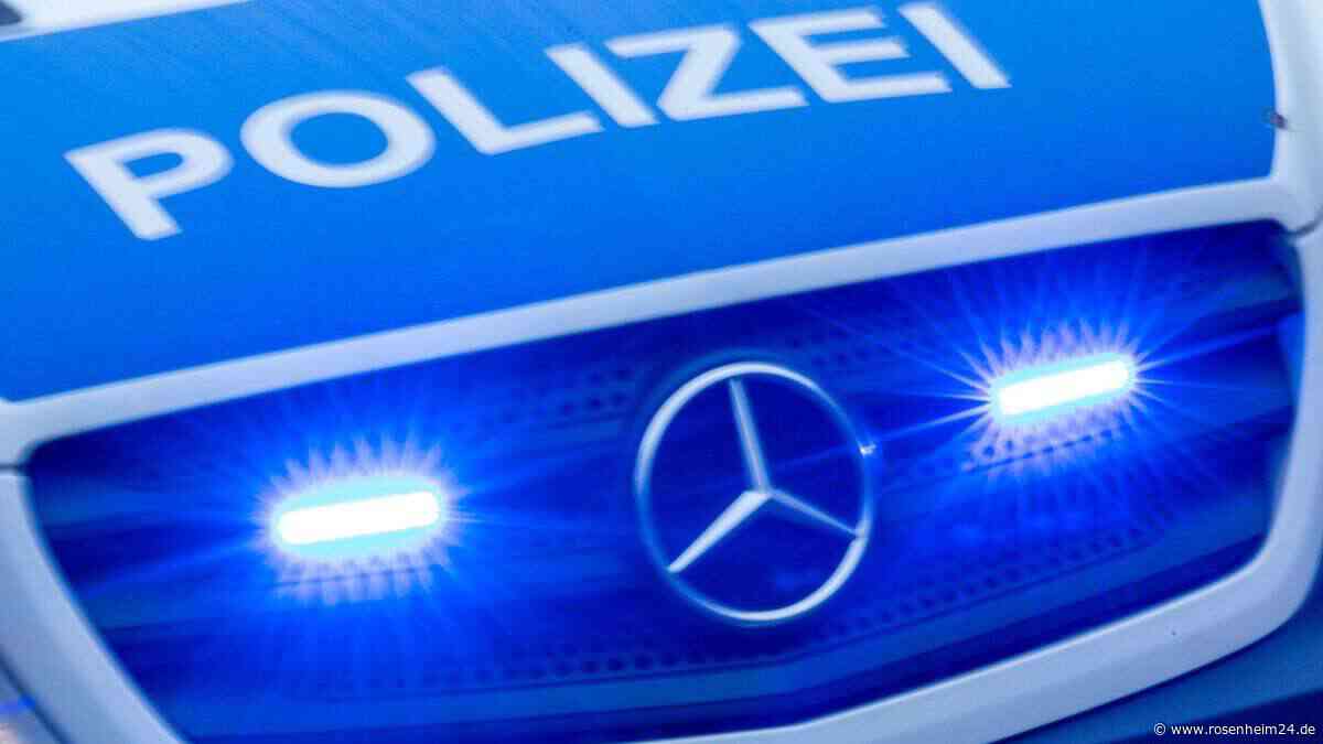 Unfallflucht in Wasserburg: Unbekannter demoliert Auto auf Parkplatz