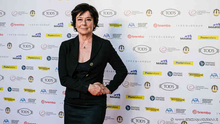 “La sera in cui ho visto una ciocca di capelli rimanermi in mano ho pianto, dopo la chemio avevo paura di mostrarmi in pubblico con la parrucca. Ora torno su Rai 1 a Ballando con le Stelle”: così Monica Guerritore