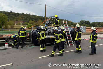 Feuerwehrleute kommen zufällig zu Unfall und sichern umgekippten Pkw