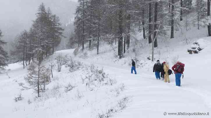 Il rifugio dei migranti sulla rotta alpina chiude per mancanza di fondi. In arrivo tende e container. Le associazioni: “Non si può lasciare al freddo nessuno. Serve l’aiuto di tutti”