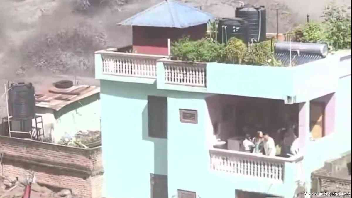 L’acqua sommerge tutto, una casa resta in piedi in mezzo alla devastazione: le immagini della disastrosa inondazione in Nepal