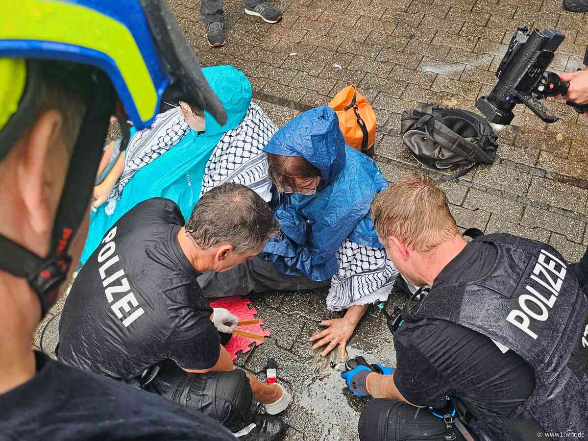 Rheinmetall: Polizei löst angeklebte Demonstrierende
