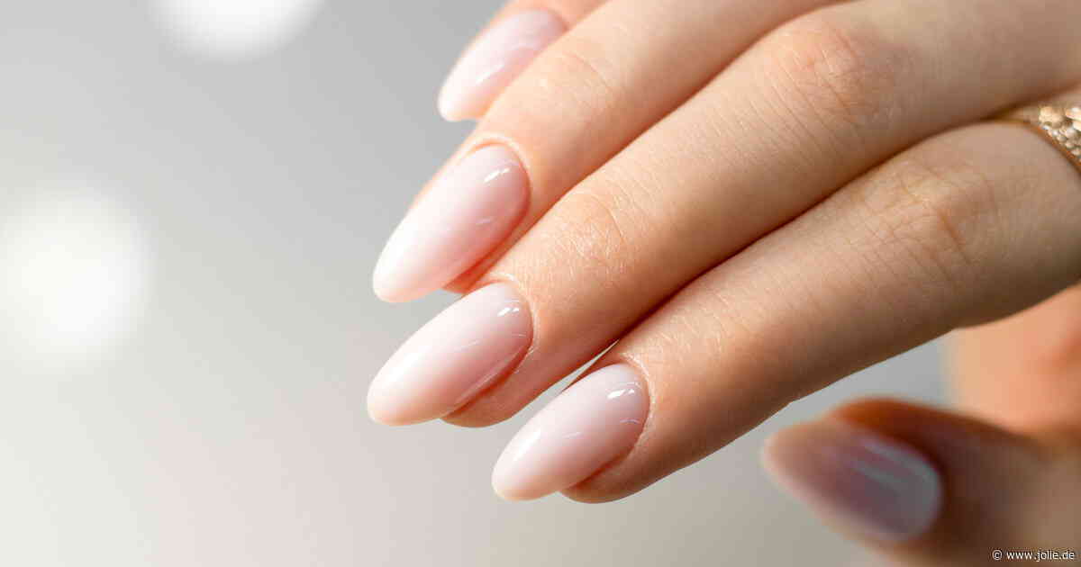 Eleganter Nageltrend: Im Herbst lieben wir wieder minimalistische „Bare Nails”