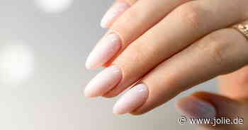 Eleganter Nageltrend: Im Herbst lieben wir wieder minimalistische „Bare Nails”