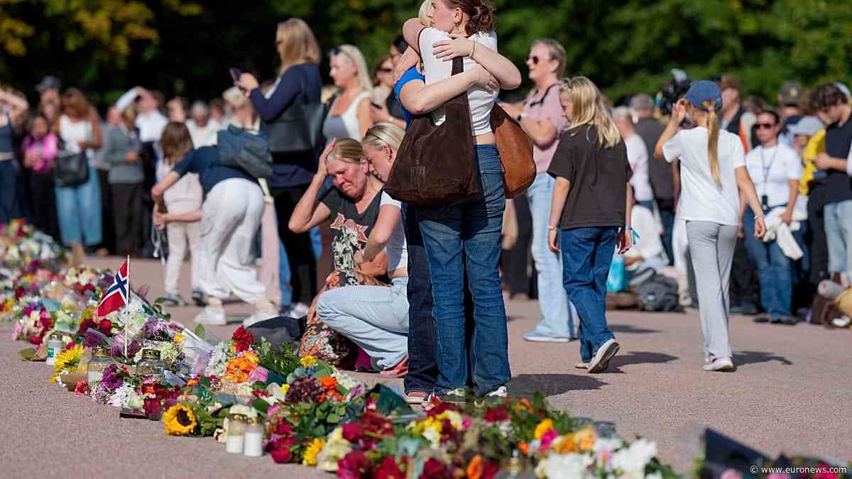 Hundreds gather in Oslo to support Norway’s King Harald V