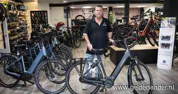 Man maakt proefritje met e-bike, dan hoort fietshandelaar Ralph ineens dat iemand fiets in auto aan het laden is