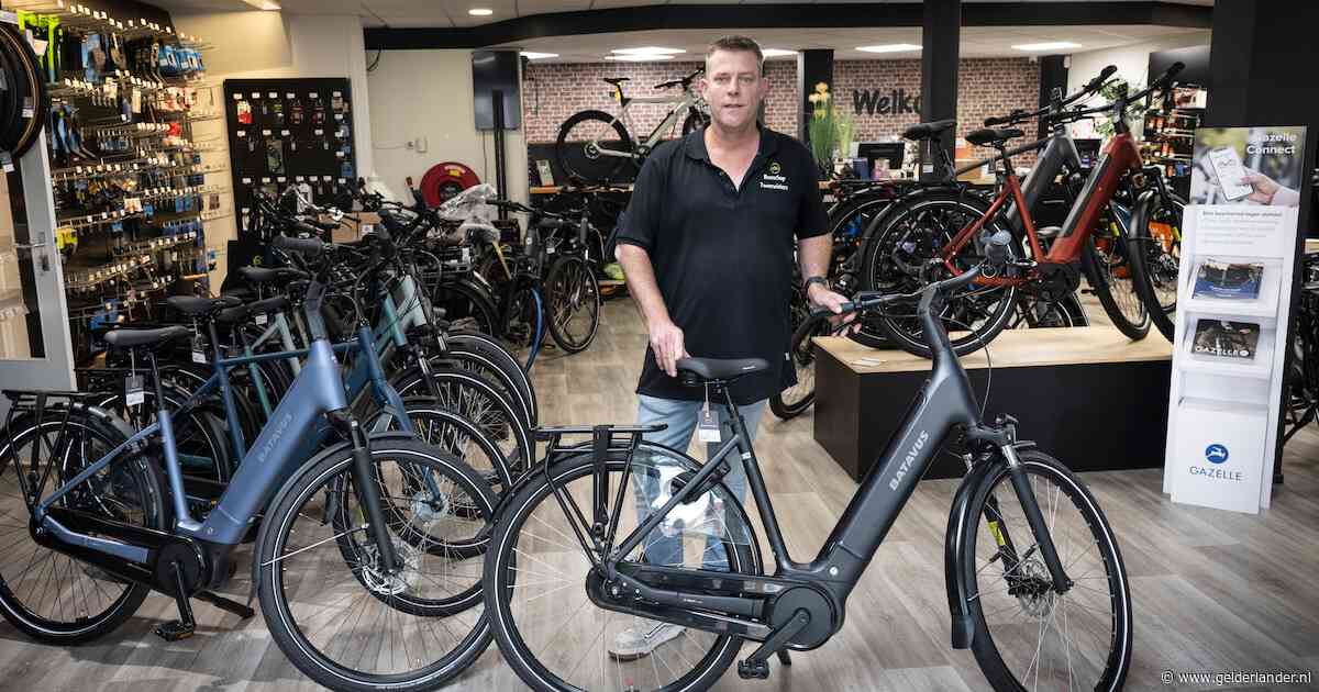 Man maakt proefritje met e-bike, dan hoort fietshandelaar Ralph ineens dat iemand fiets in auto aan het laden is