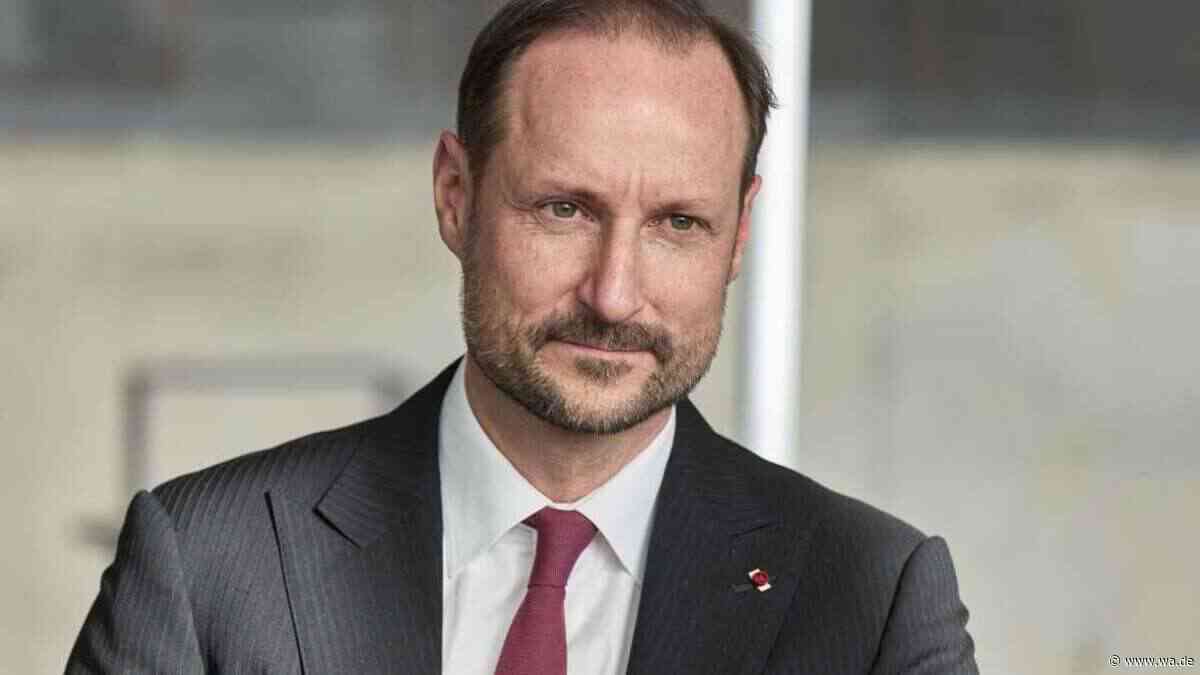 Machtwechsel in Norwegen: Haakon VIII. legt seinen Eid ab und zeigt sich erstmals dem Volk