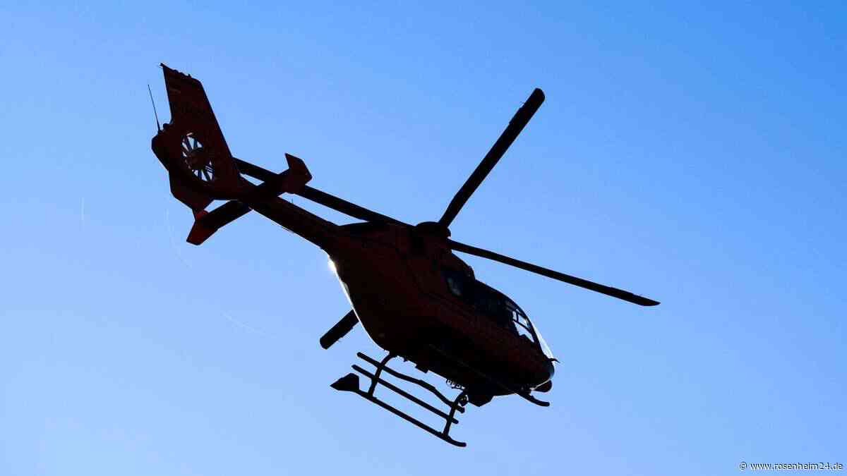 Motorrad-Unfall nahe Babensham: Biker prallt gegen Baum und wird schwer verletzt