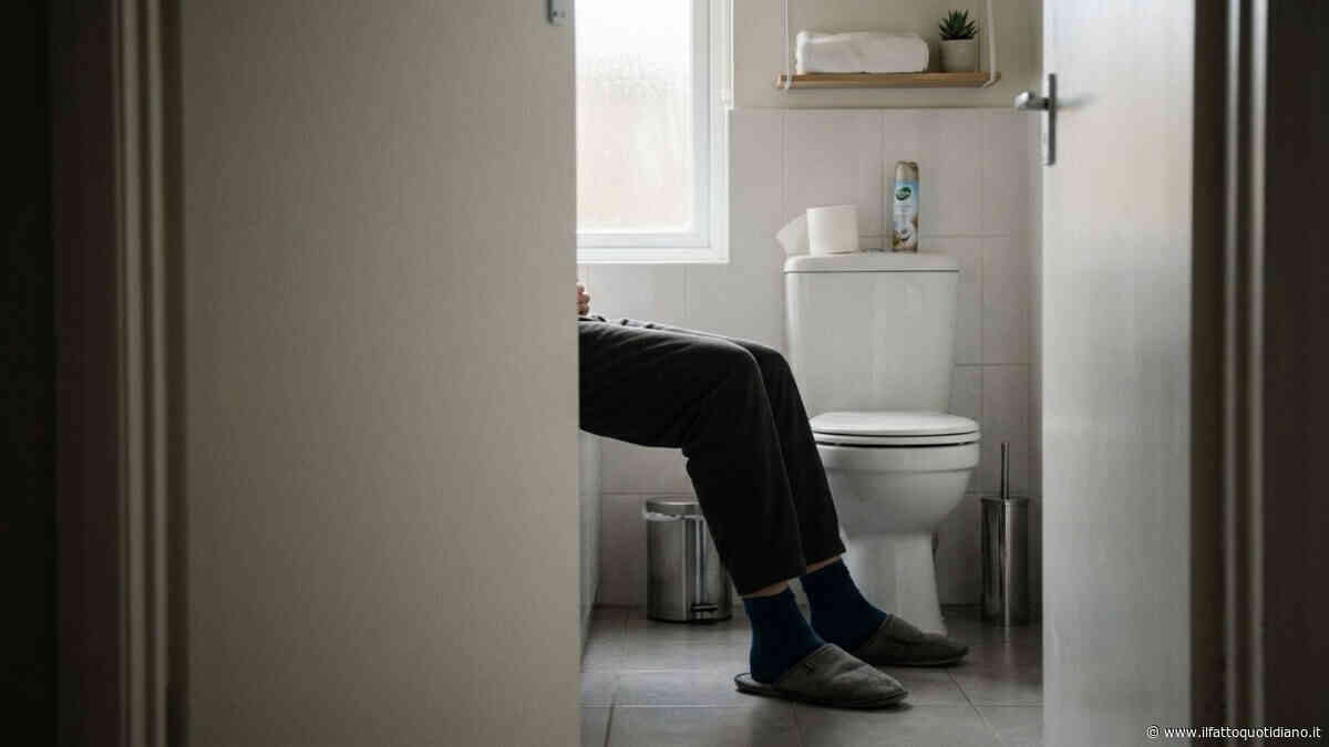 Esplorano una casa abbandonata, ma dentro trovano un uomo morto ancora seduto sul water del bagno