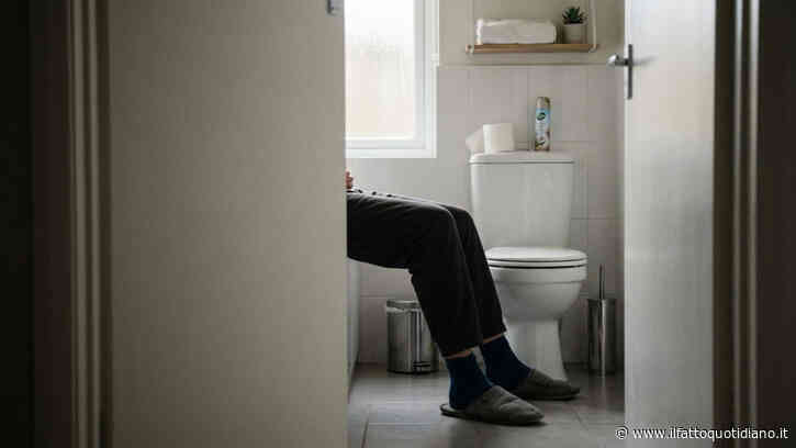 Esplorano una casa abbandonata, ma dentro trovano un uomo morto ancora seduto sul water del bagno