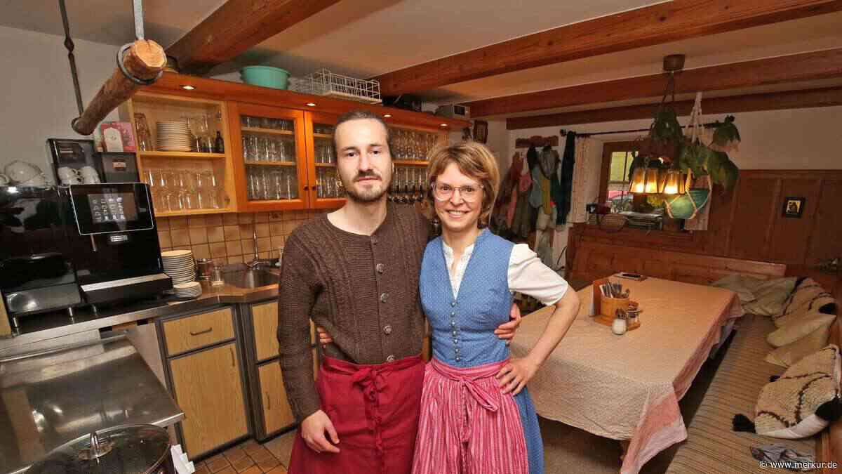 Oswaldhütte im BR: Moderator steuert funkensprühenden Traktor-Oldtimer
