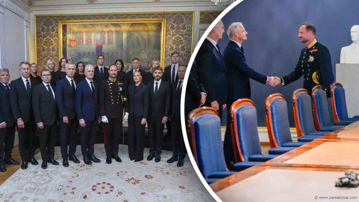 Nieuwe Noorse koning Haakon VIII schudt handen regeringsministers