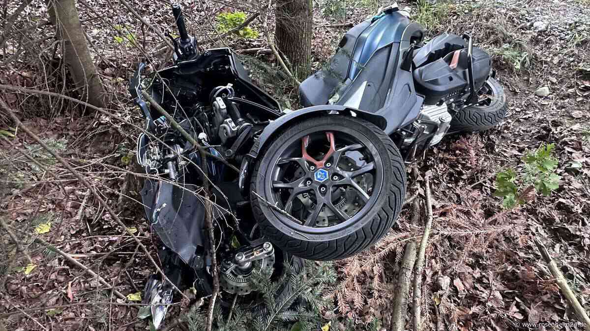 Unfall nahe Babensham: Rollerfahrer prallt gegen Baum und wird schwer verletzt