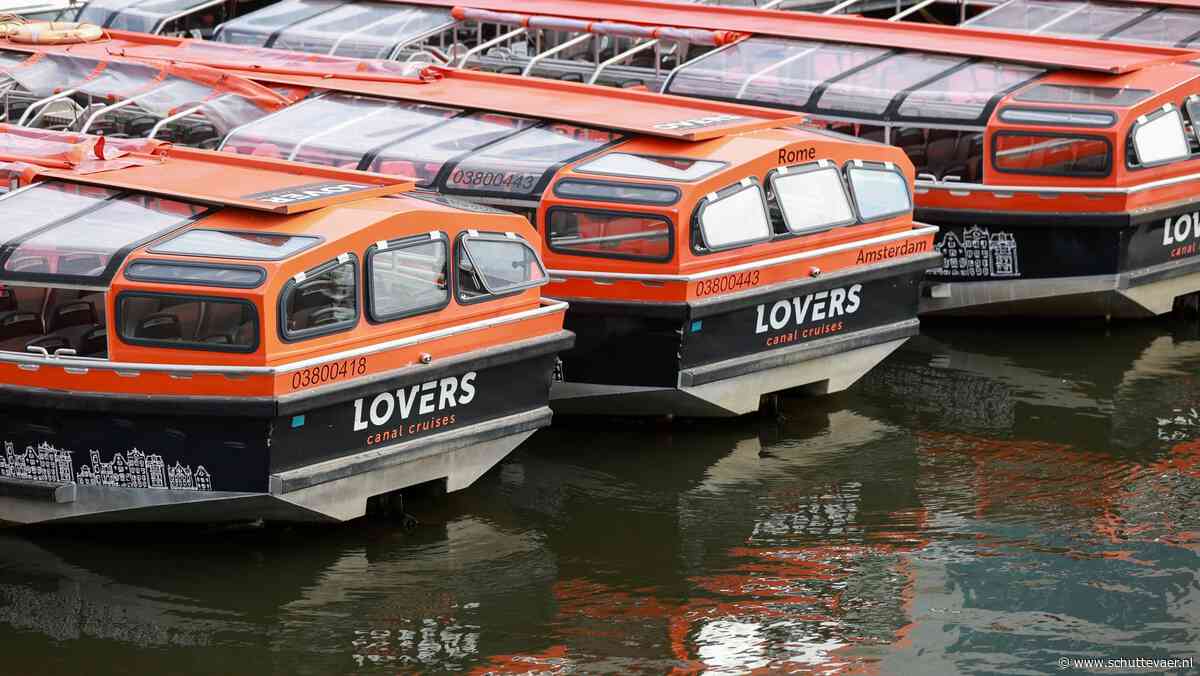 Rederij Lovers eist 34 vergunningen voor grote rondvaartboten in Amsterdam