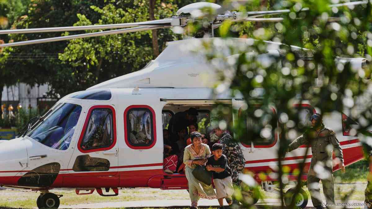Nepal, i resti di case e auto sommerse dal fango: le riprese aeree