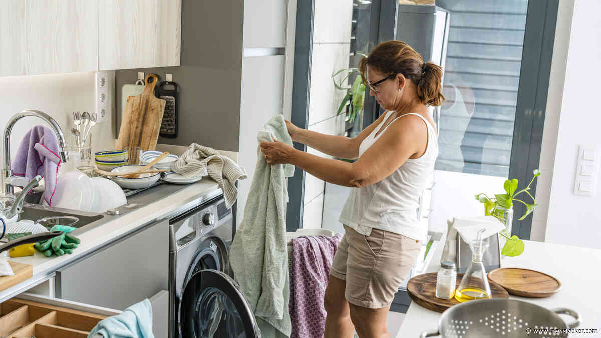 Vrouwen besteden twee uur per week meer aan het huishouden dan mannen: ’De oplossing ligt in de handen van vrouwen zelf’