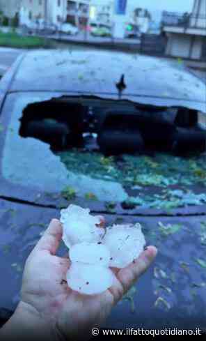 Grandine gigante nel Bresciano distrugge i vetri delle auto: il video del comico Cosmin