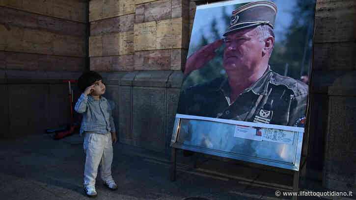 Ratko Mladic e l’amnesia collettiva. La Serbia si divide: chi ricorda i suoi crimini e chi lo definisce “un eroe che ha salvato il Paese dalla Jihad”