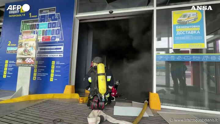 Ucraina, droni russi colpiscono centro commerciale a Zaporizhzhia: il negozio in fiamme