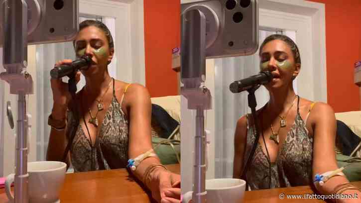Belen Rodriguez canta sui social con la flebo al braccio: “Puro esibizionismo”. Lei sbotta: “Esibirmi è il mio lavoro. Cosa voglio dimostrare? Un emerito c***o, sto solo cantando!”