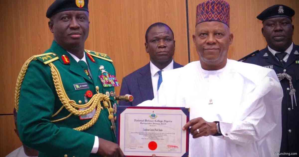 Defence College honours army chief with alumnus star award