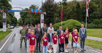 Airbornemaand van start: vier (loco)burgemeesters lopen samen onder de boog door in Oosterbeek
