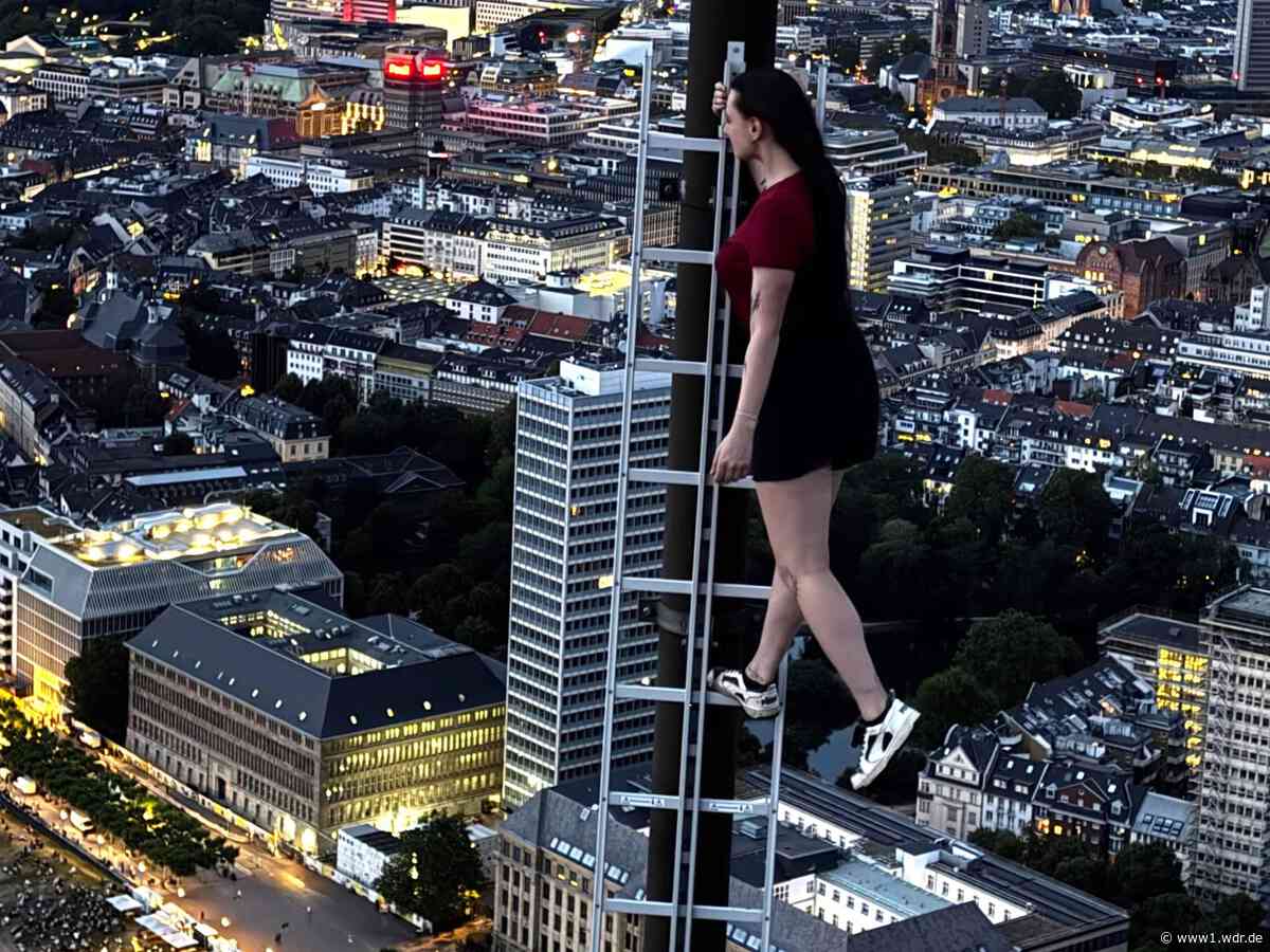 "Rooferin" klettert auf Fleher Brücke und Rheinturm